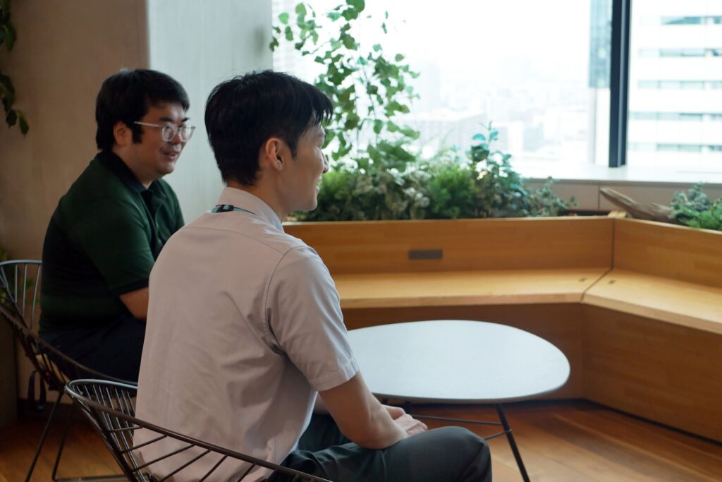 インタビューを受ける澪標アナリティクスの井原さん、塚崎さん